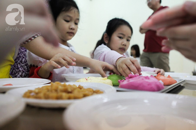 Ngắm các bé hào hứng nặn bánh trôi xinh xinh cho ngày Tết Hàn thực - Ảnh 4.