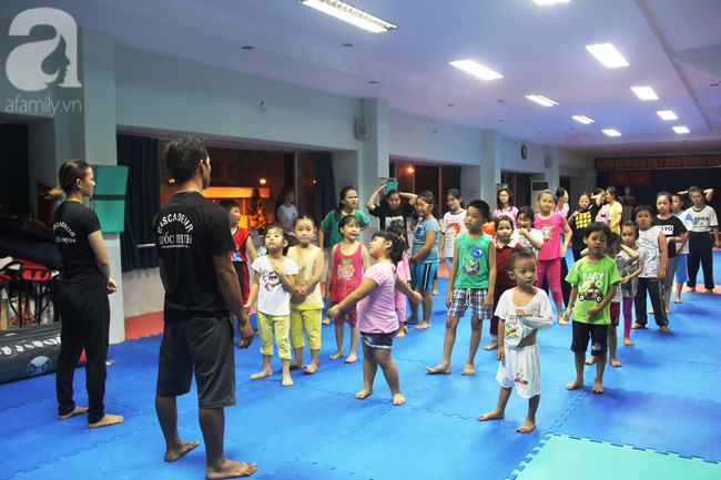 Trẻ em hào hứng với lớp học võ tự vệ miễn phí của cô giáo cascadeur xinh đẹp - Ảnh 1.