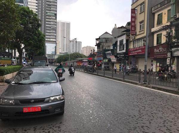 Trung tâm Hà Nội bất ngờ xuất hiện mưa lúc giữa trưa khiến nhiều người háo hức - Ảnh 3.