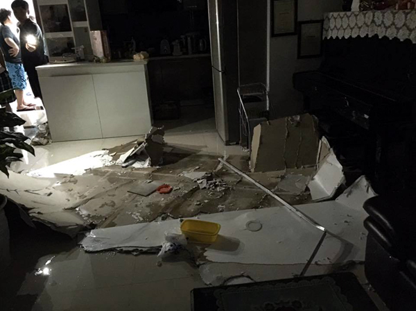 Hà Nội: Nhà đầy nước khi trần bất ngờ sập xuống giữa đêm tại chung cư - Ảnh 2.