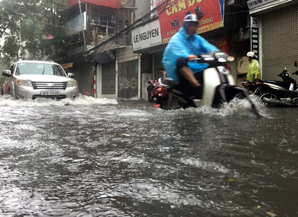 Ảnh hưởng của hoàn lưu bão số 2, Hà Nội mưa lớn, nhiều khu phố đã bị ngập - Ảnh 7.