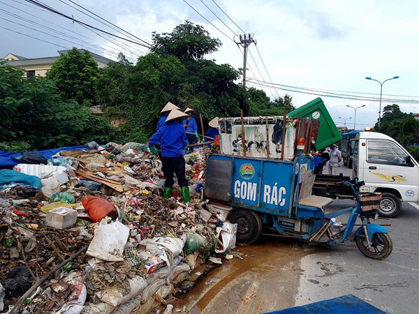 Hà Nội: Nhiều núi rác khổng lồ xuất hiện tại thị xã Sơn Tây khiến người dân sợ hãi - Ảnh 12.