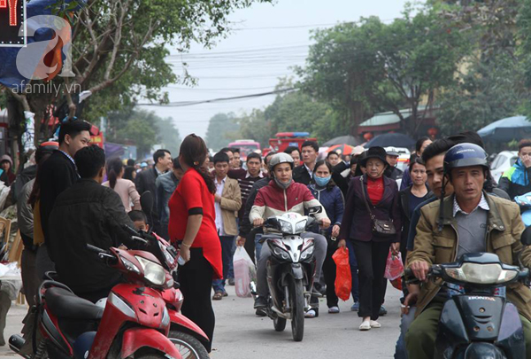 Nam Định: Dân đổ đi chợ Viềng sớm nửa ngày khiến mọi nẻo đường ùn tắc kinh hoàng - Ảnh 11.