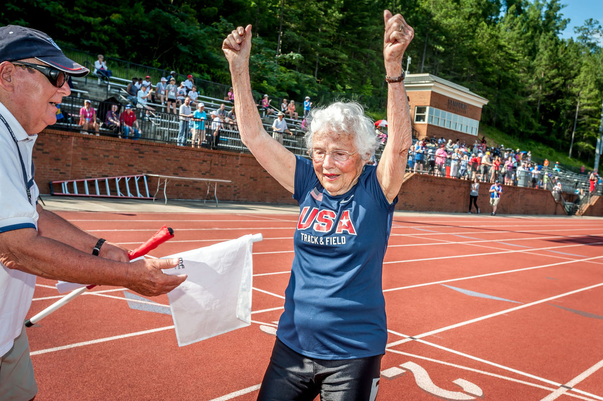 Oldest running. Джулия Хокинс ураган. Старушка бегает. Самый возрастной спортсмен. Бабушка бежит.