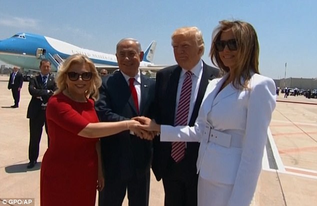 Chồng tình tứ định nắm tay cùng sánh bước khi vừa xuống máy bay, bà Trump lạnh lùng hẩy ra - Ảnh 3.