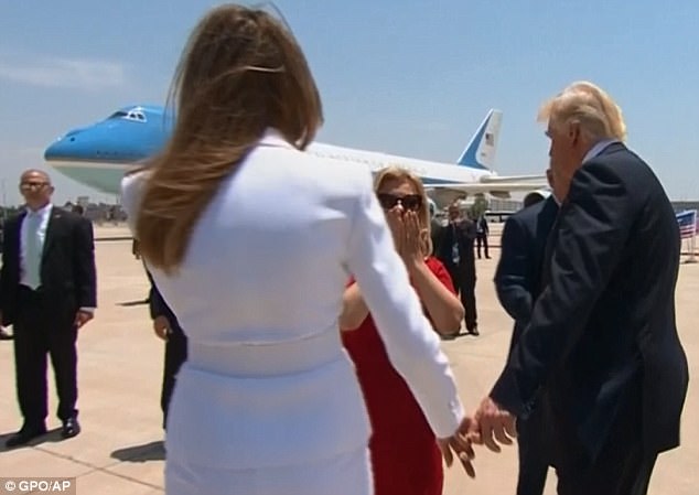 Chồng tình tứ định nắm tay cùng sánh bước khi vừa xuống máy bay, bà Trump lạnh lùng hẩy ra - Ảnh 2.