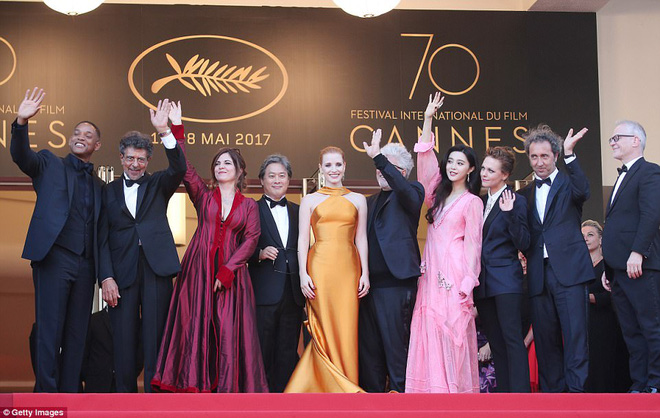 Phạm Băng Băng tự dìm phong cách với váy hồng quá bánh bèo trên thảm đỏ Cannes ngày thứ 7 - Ảnh 4.