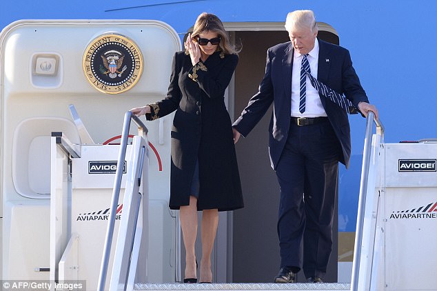 Mặc dân tình bàn tán, bà Trump vẫn tiếp tục từ chối nắm tay chồng khi xuống máy bay ở Ý - Ảnh 2.