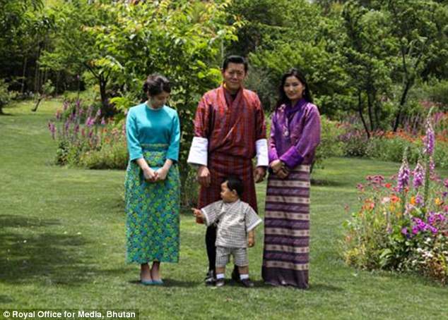 Hoàng tử bé của xứ sở hạnh phúc Bhutan mới đó đã lớn và bảnh trai như thế này rồi đây - Ảnh 2.