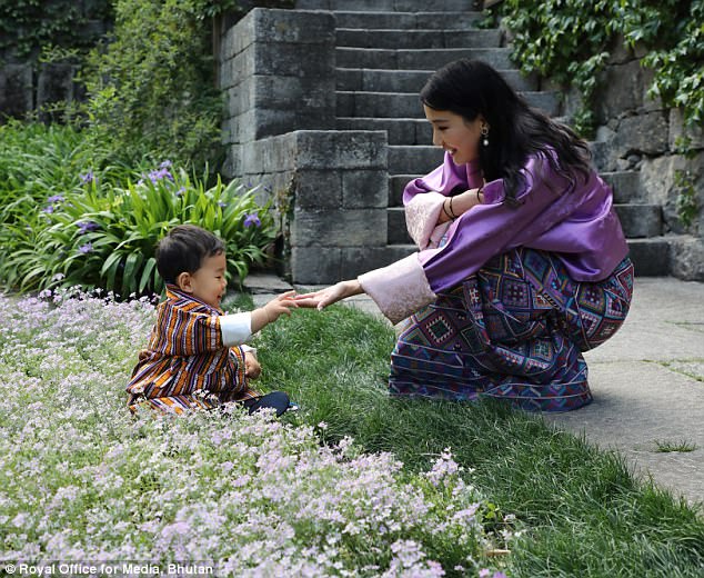 Hoàng tử bé của xứ sở hạnh phúc Bhutan mới đó đã lớn và bảnh trai như thế này rồi đây - Ảnh 1.