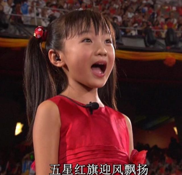Cô bé hát mở màn Olympic Bắc Kinh hoành tráng năm ấy giờ đã lớn xinh thế này rồi đây - Ảnh 1.