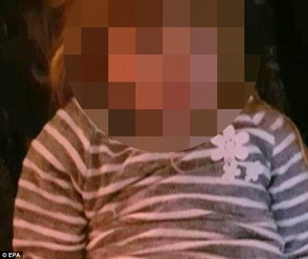 Bé gái 4 tuổi bị bạn trai mẹ thực hiện hành vi ấu dâm rồi chụp hình đăng lên web đen - Ảnh 1.