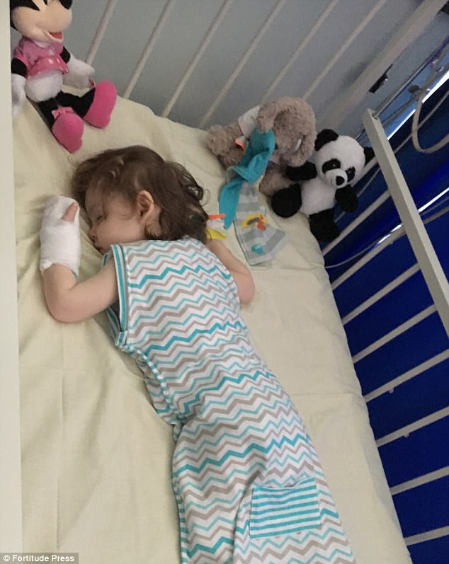 Mẹ ơi, đầu gối của con, cô bé 2 tuổi gào khóc thảm thiết khi nhìn mẹ và chứng bệnh nguy hiểm ở trẻ nhỏ - Ảnh 5. Mẹ ơi, đầu gối của con, cô bé 2 tuổi gào khóc thảm thiết khi nhìn mẹ và chứng bệnh nguy hiểm ở trẻ nhỏ - Ảnh 5.