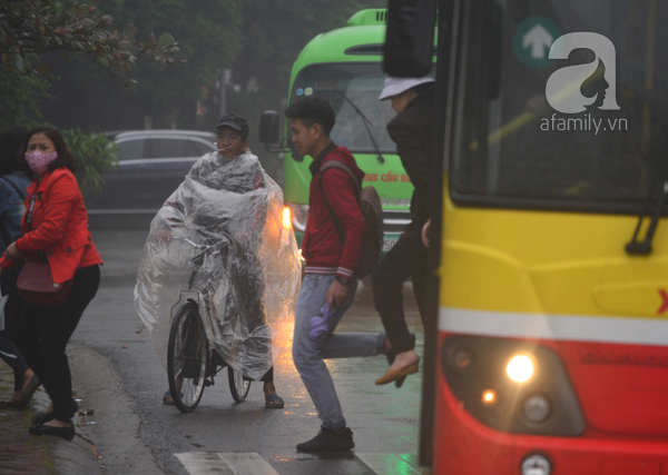 Trời mưa lạnh và sương mù, đường phố Hà Nội tối om, tắc nghẽn dài từ sáng sớm - Ảnh 12.