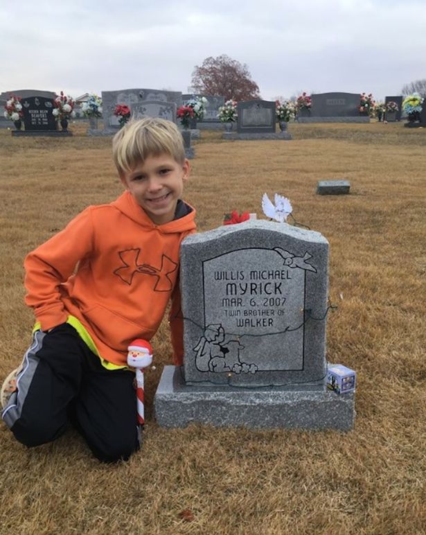 Động lòng hình ảnh anh trai qua năm tháng vẫn ngồi bên nấm mộ kể chuyện cho cậu em sinh đôi - Ảnh 2.