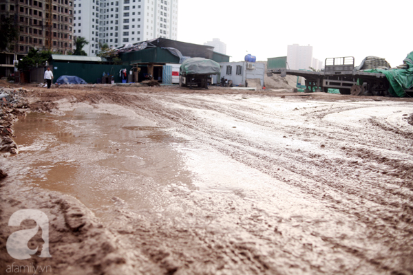 Vụ đường vào chung cư cao cấp nhếch nhác, lầy lội: Chậm nhất tháng 9 năm nay sẽ làm xong đường cho dân - Ảnh 2.