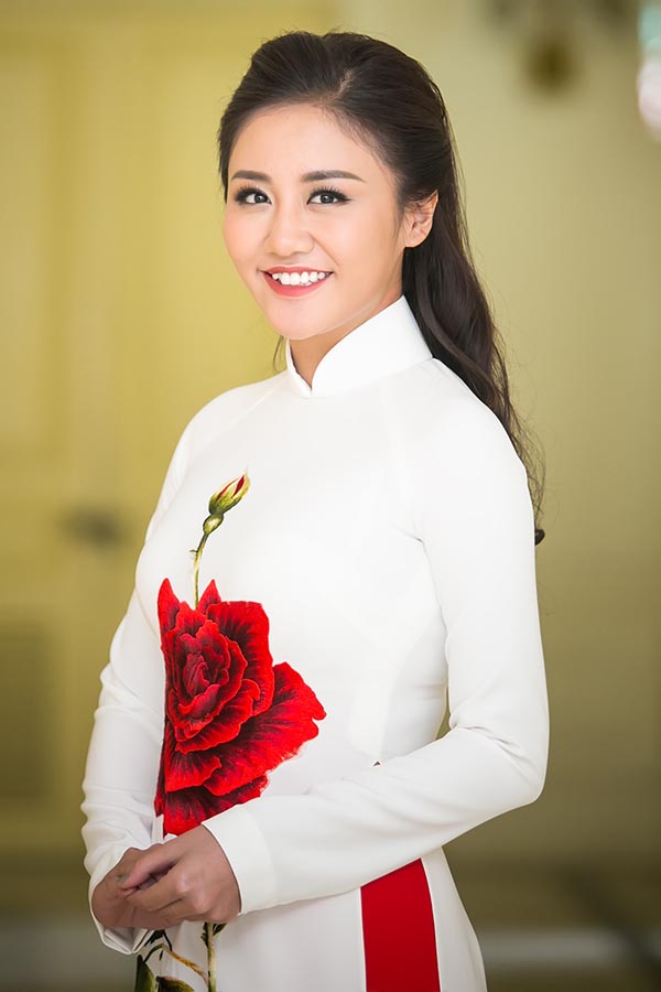 Tạm xa ghế nóng Idol Kids, Văn Mai Hương điệu đà với áo dài  - Ảnh 2.
