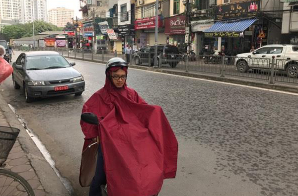 Trung tâm Hà Nội bất ngờ xuất hiện mưa lúc giữa trưa khiến nhiều người háo hức - Ảnh 4.