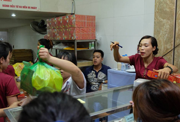 Hà Nội: Nửa đêm, hàng trăm người dân vẫn xếp hàng dài, chờ đợi hơn 30 phút để mua bánh Trung thu - Ảnh 10.