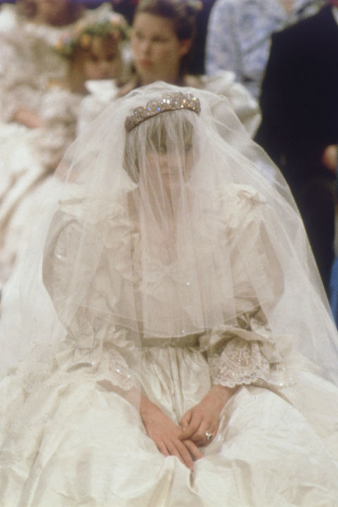 Những bí mật chưa từng được công bố chính thức về chiếc váy cưới huyền thoại của Công nương Diana - Ảnh 5.