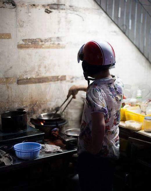 Chết cười với những cảnh khi đàn ông vào bếp: nào là giáp xanh giáp hồng, không mũ bảo hiểm cũng trùm bọc nylon - Ảnh 7. Chết cười với những cảnh khi đàn ông vào bếp: nào là giáp xanh giáp hồng, không mũ bảo hiểm cũng trùm bọc nylon - Ảnh 7.
