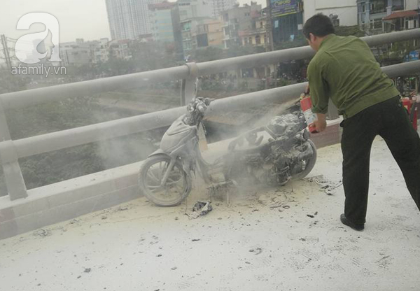 Hà Nội: Đang di chuyển, xe máy bỗng bốc cháy ngùn ngụt trên cầu vượt Láng Hạ - Ảnh 3.