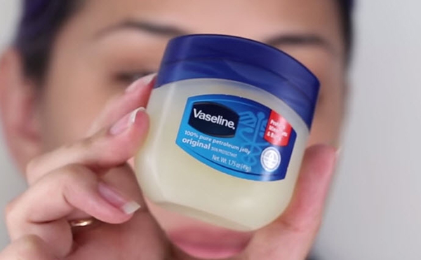 Có lọ kem Vaseline trong nhà mà không sử dụng làm mặt nạ ngủ thì đúng là phí của giời! - Ảnh 1.