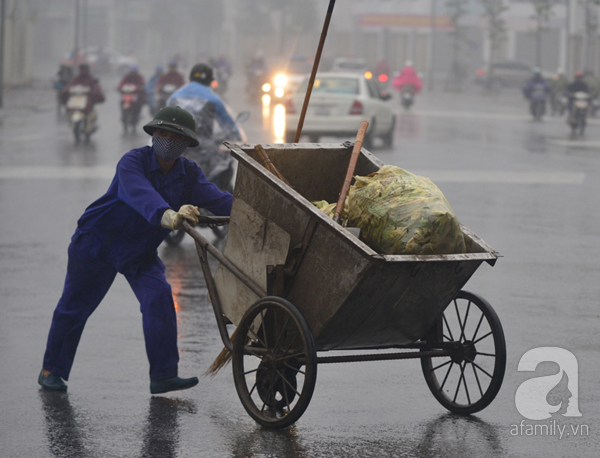 Trời mưa lạnh và sương mù, đường phố Hà Nội tối om, tắc nghẽn dài từ sáng sớm - Ảnh 13. Trời mưa lạnh và sương mù, đường phố Hà Nội tối om, tắc nghẽn dài từ sáng sớm - Ảnh 13.