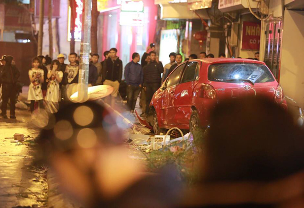 Hà Nội: Ô tô Yaris mất lái đâm hàng loạt xe máy, ít nhất 8 người nhập viện - Ảnh 5.