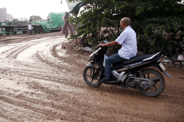 Hà Nội: Ở chung cư cao cấp nhưng đường lầy lội bùn đất tựa ao làng - Ảnh 6.