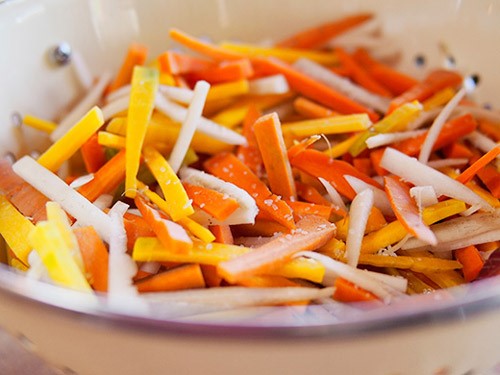 Bạn cũng có thể tự làm hũ cà rốt, củ cải muối chua ngon quên sầu chỉ bằng vài bước cực đơn giản - Ảnh 4.