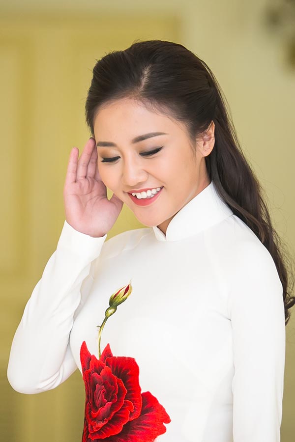 Tạm xa ghế nóng Idol Kids, Văn Mai Hương điệu đà với áo dài  - Ảnh 4.