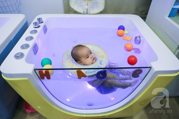 Đột nhập trung tâm mát-xa dưới nước cho trẻ sơ sinh xem các bé bơi nổi từ 5 tuần tuổi - Ảnh 6.