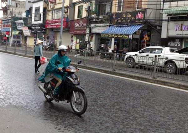 Trung tâm Hà Nội bất ngờ xuất hiện mưa lúc giữa trưa khiến nhiều người háo hức - Ảnh 5.