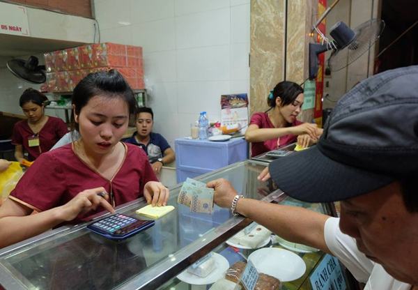 Hà Nội: Nửa đêm, hàng trăm người dân vẫn xếp hàng dài, chờ đợi hơn 30 phút để mua bánh Trung thu - Ảnh 9.