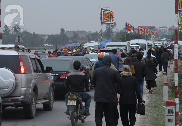 Nam Định: Dân đổ đi chợ Viềng sớm nửa ngày khiến mọi nẻo đường ùn tắc kinh hoàng - Ảnh 12.