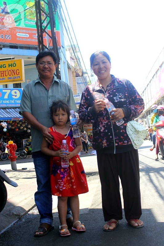 Tự bỏ 40 triệu đồng phục vụ đồ ăn, thức uống miễn phí cho du khách đi lễ chùa bà Thiên Hậu - Ảnh 6.