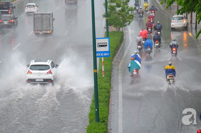 Mưa lớn ngày Cá tháng Tư, người Sài Gòn sũng nước về nhà - Ảnh 8.