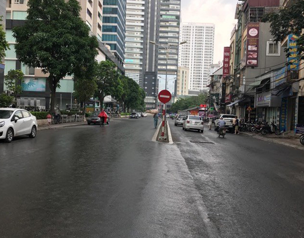 Trung tâm Hà Nội bất ngờ xuất hiện mưa lúc giữa trưa khiến nhiều người háo hức - Ảnh 6.