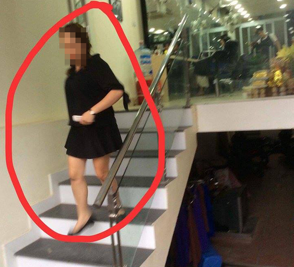Hà Nội: Xuất hiện video cô gái trẻ rửa chân trong xô trà đá xong rót bán cho khách - Ảnh 10.