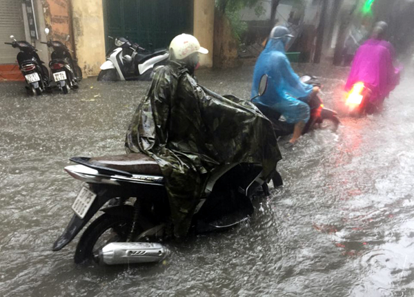 Ảnh hưởng của hoàn lưu bão số 2, Hà Nội mưa lớn, nhiều khu phố đã bị ngập - Ảnh 10.