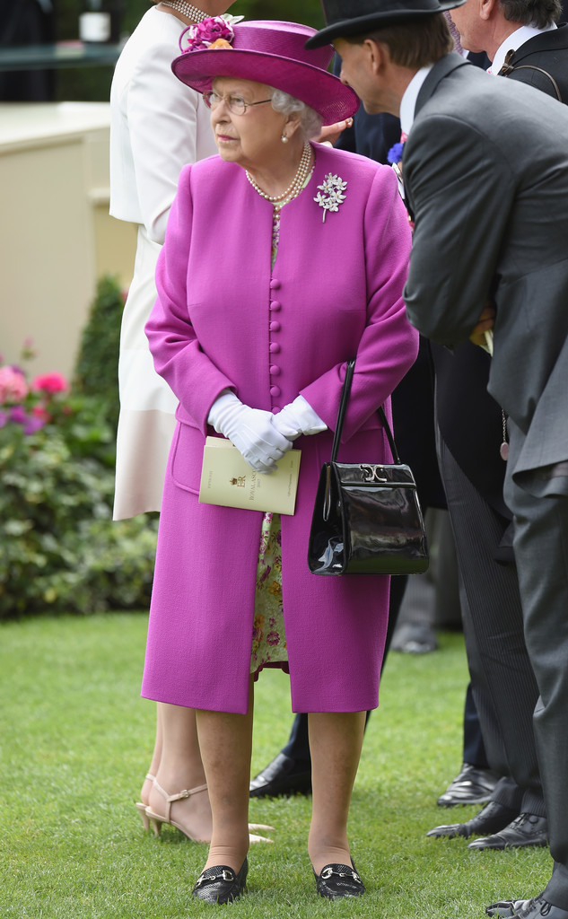 Những quy tắc hoàng gia nghiêm ngặt đằng sau trang phục chóe lọe của Nữ hoàng Anh - Ảnh 7.