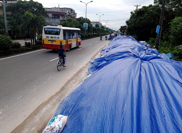 Hà Nội: Nhiều núi rác khổng lồ xuất hiện tại thị xã Sơn Tây khiến người dân sợ hãi - Ảnh 15.