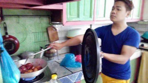Chết cười với những cảnh khi đàn ông vào bếp: nào là giáp xanh giáp hồng, không mũ bảo hiểm cũng trùm bọc nylon - Ảnh 3. Chết cười với những cảnh khi đàn ông vào bếp: nào là giáp xanh giáp hồng, không mũ bảo hiểm cũng trùm bọc nylon - Ảnh 3.