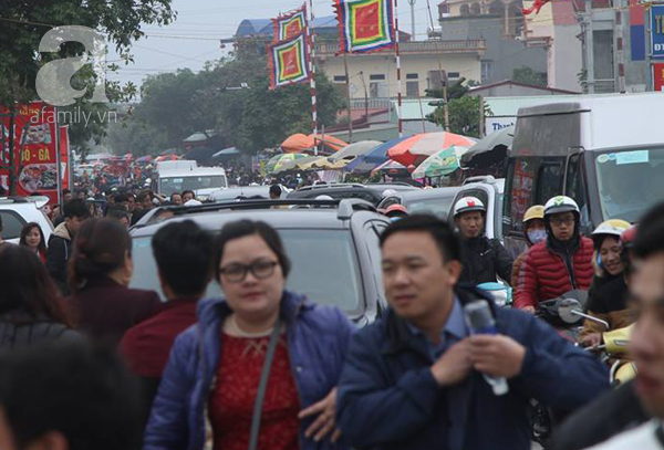 Nam Định: Dân đổ đi chợ Viềng sớm nửa ngày khiến mọi nẻo đường ùn tắc kinh hoàng - Ảnh 13.