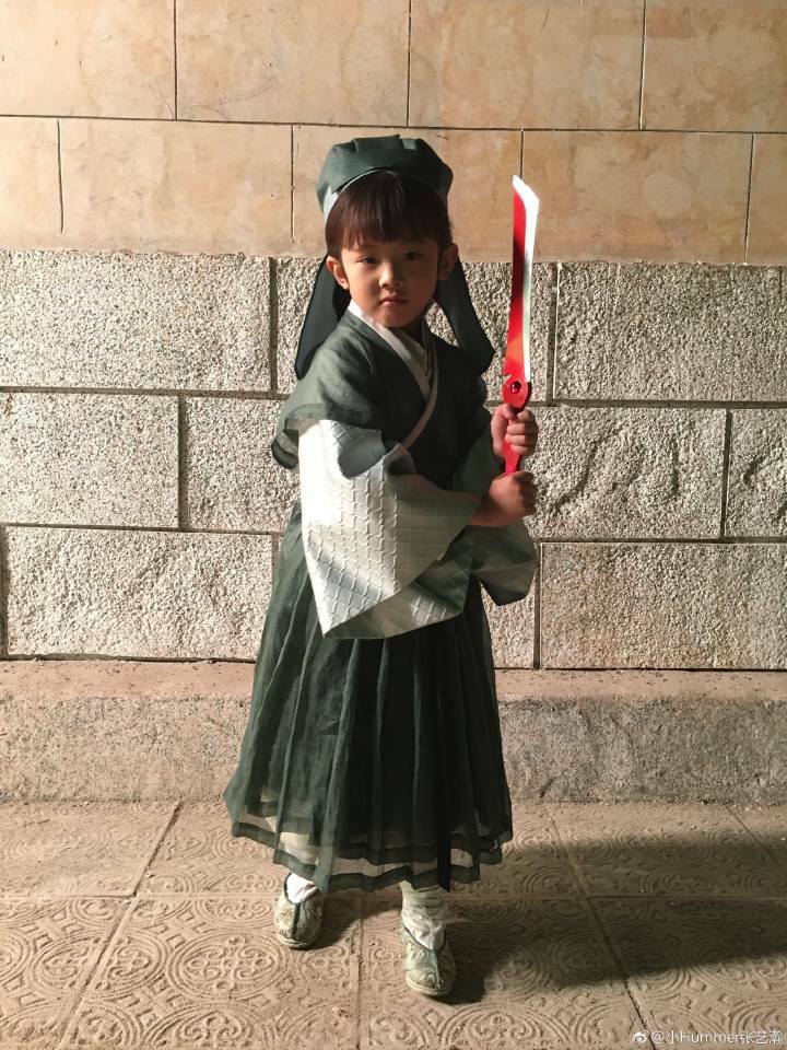 Thập l&yacute; đ&agrave;o hoa đ&atilde; kết th&uacute;c nhưng con trai Dương Mịch vẫn chưa hết hot - Ảnh 4.