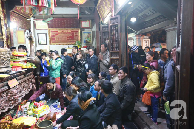 Người dân đứng ngồi vạ vật bên ngoài chờ đến nửa đêm để vào dự lễ phát ấn đền Trần - Ảnh 10.