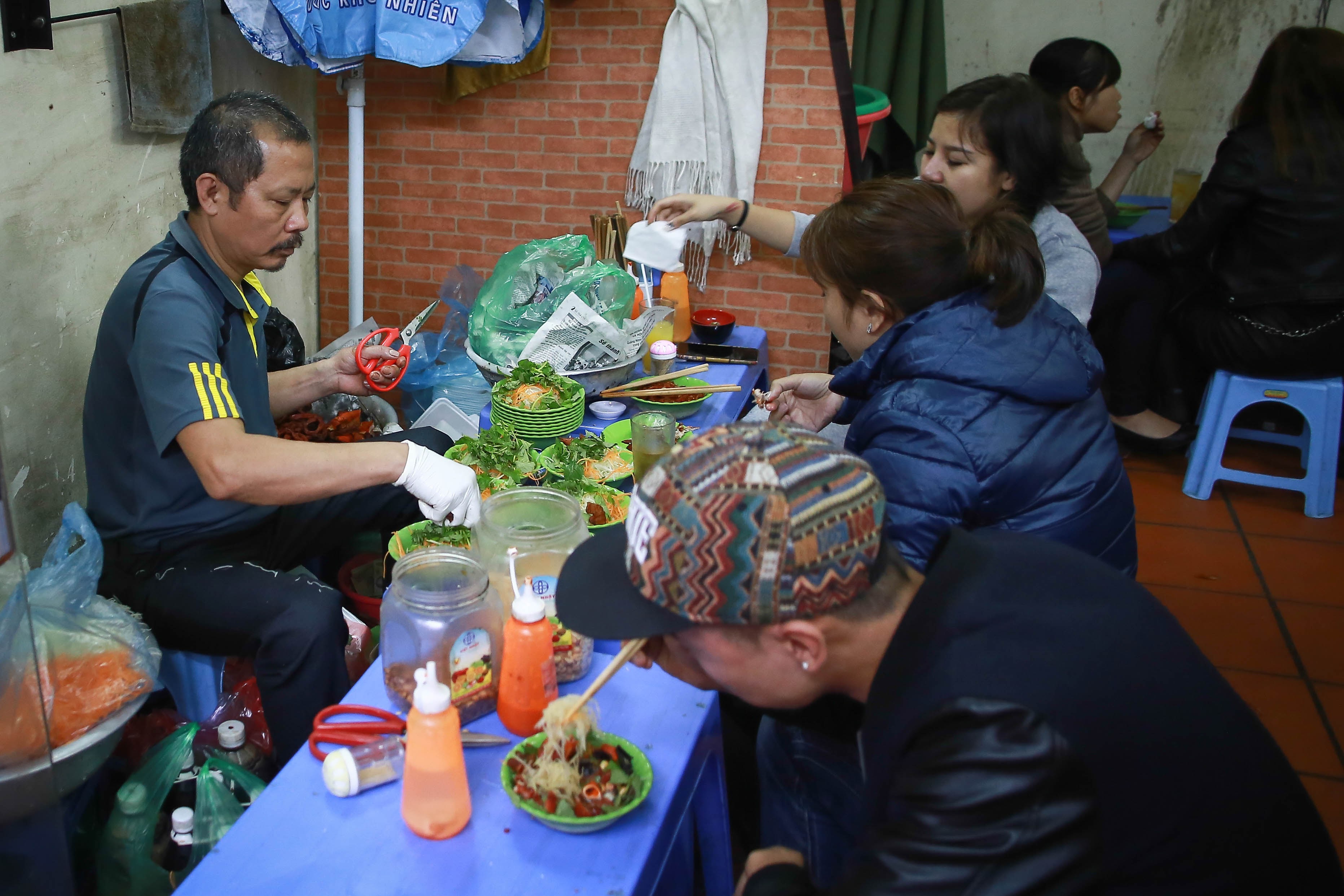 L&ecirc;n phố cổ thưởng thức nộm t&aacute; lả, lắng nghe triết l&yacute; l&agrave;m đủ ăn bền vững, kh&ocirc;ng cần gi&agrave;u của bố gi&agrave; vui t&iacute;nh - Ảnh 7.