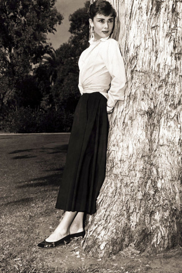 Đến Audrey Hepburn - biểu tượng thời trang bất hủ mọi thời đại cũng luôn trung thành với giày bệt - Ảnh 10.
