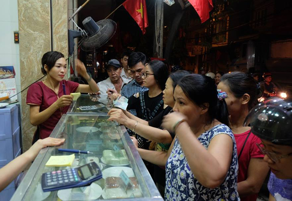 Hà Nội: Nửa đêm, hàng trăm người dân vẫn xếp hàng dài, chờ đợi hơn 30 phút để mua bánh Trung thu - Ảnh 6.